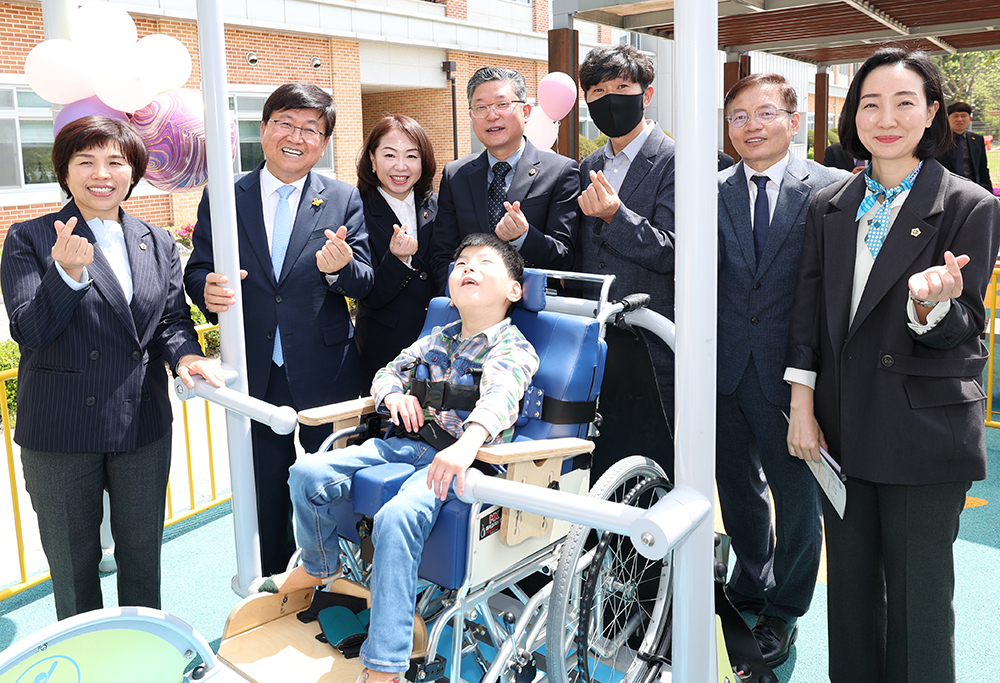 19일, 세종누리학교 놀이터에서 ‘휠체어 그네 설치 기념행사’가 진행되고 있다.